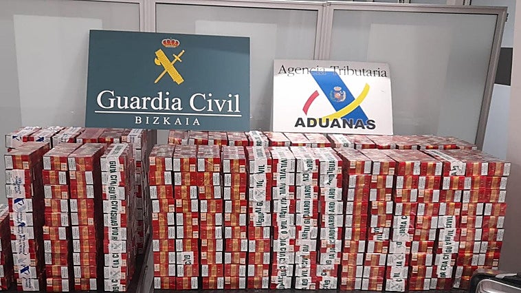 Detenida en el aeropuerto de Loiu por transportar más de cuatro mil paquetes de tabaco