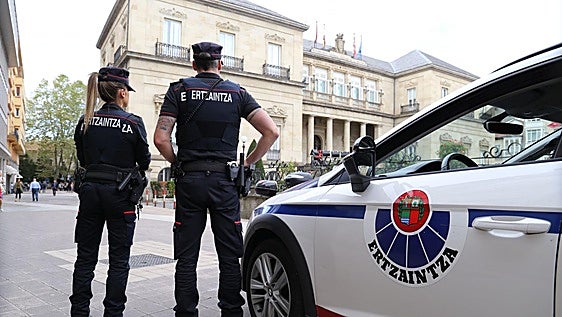 Arrestan a una mujer y a un hombre en Vitoria por «inducir a la prostitución y coaccionar» a una joven de 18 años