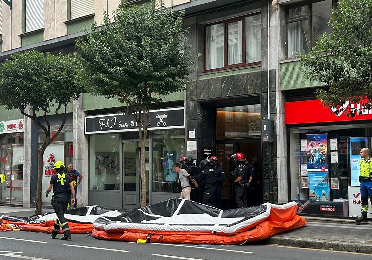 La Ertzaintza libera a una mujer retenida por un hombre en un piso de Bilbao