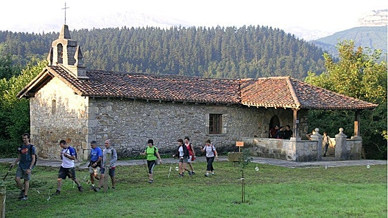 La marcha de las ermitas de Zeanuri vuelve este sábado con una exposición sobre los templos