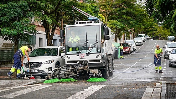 Los vecinos celebran las limpiezas intensivas de los barrios de Vitoria pero reclaman más frecuencia