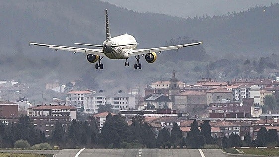 ¿Por qué los aviones pasan más a menudo este verano sobre zonas muy habitadas de Bizkaia?