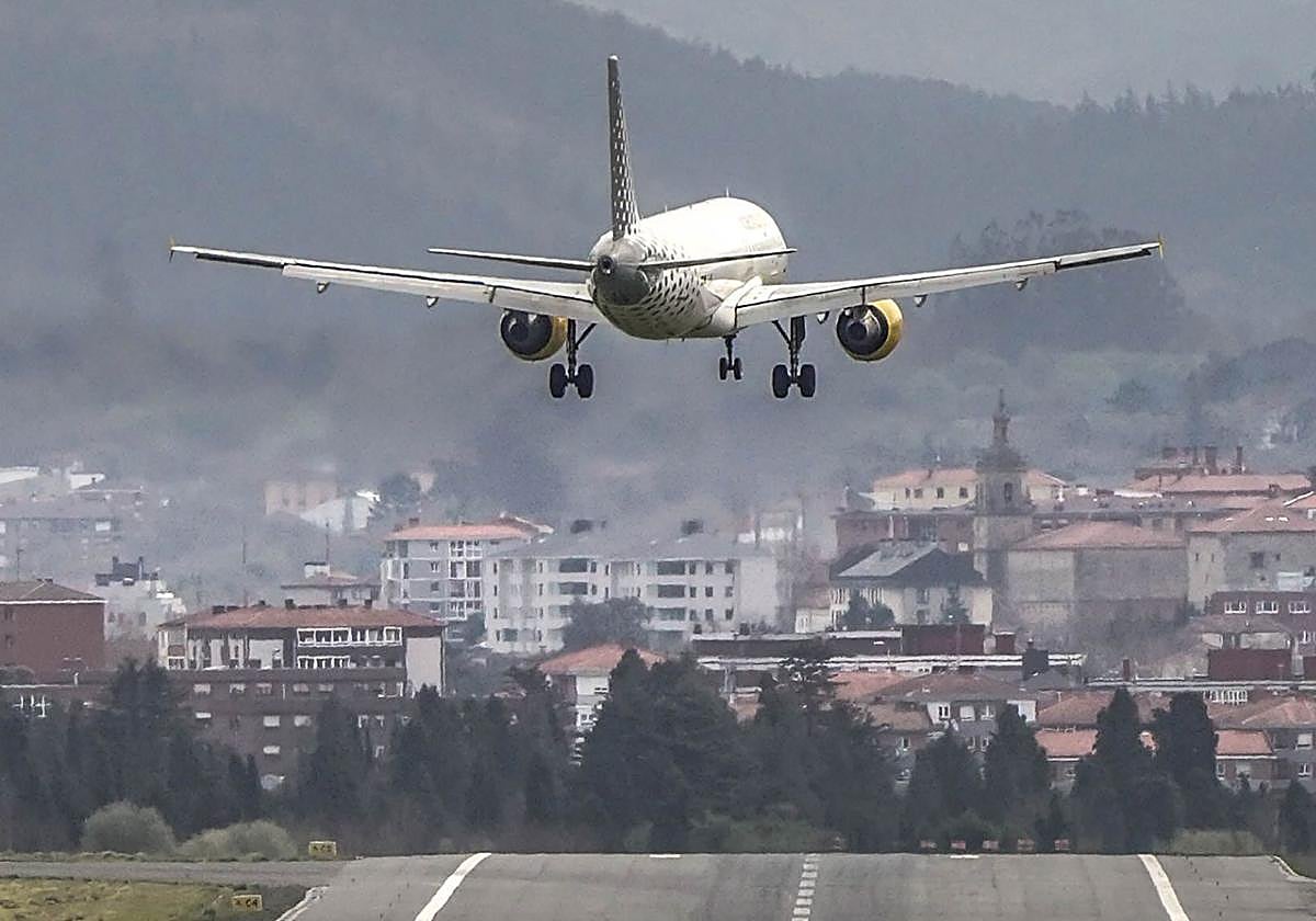 ¿Por qué los aviones pasan más a menudo este verano sobre zonas muy habitadas de Bizkaia?