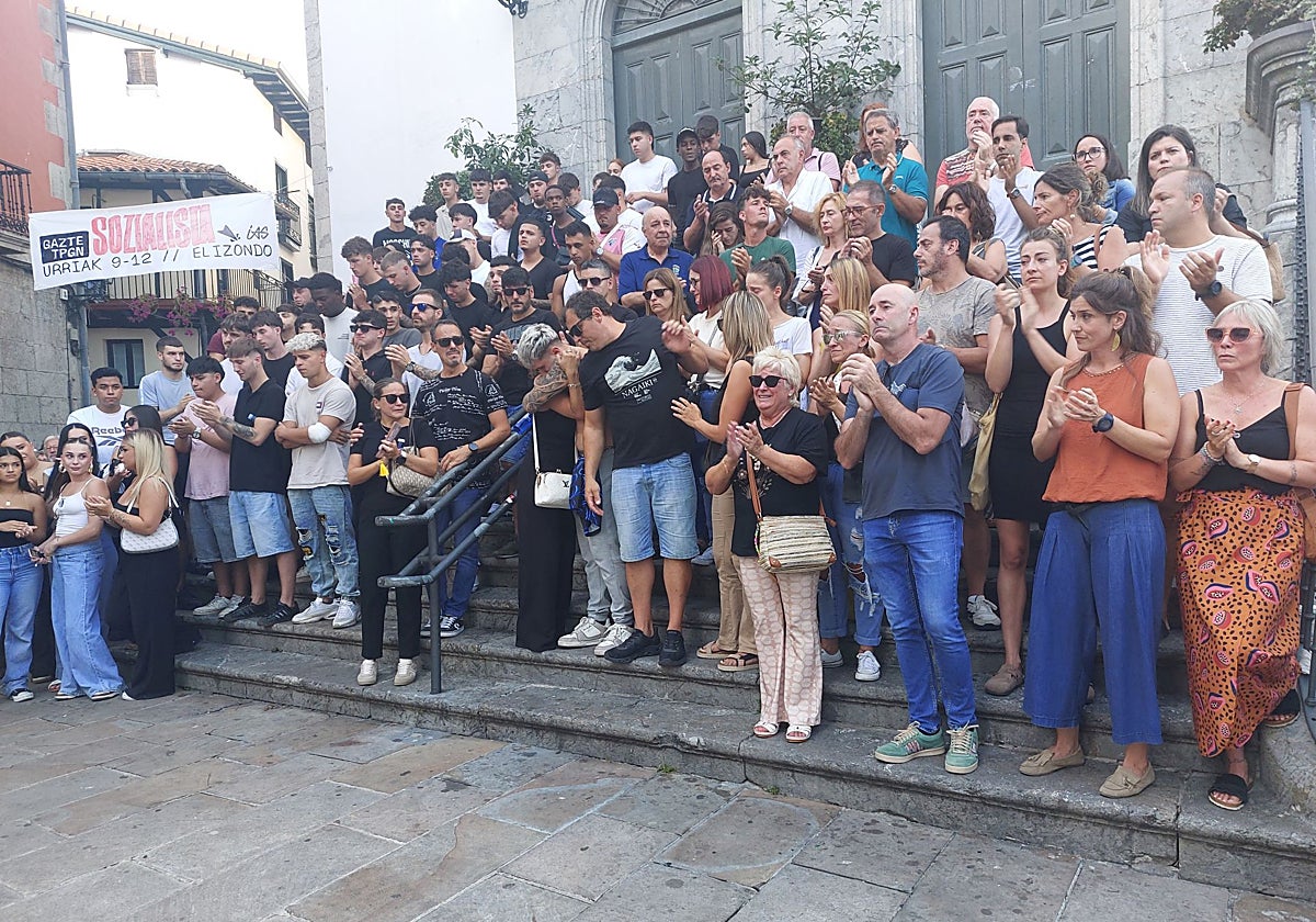 Cientos de personas arropan en Lekeitio a la familia del joven de Rekalde fallecido durante la fiesta de los gansos