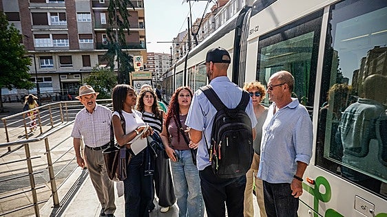 Afectados por el corte del tranvía: «Es vergonzoso que no se informe de la incidencia y de las líneas que funcionan en las paradas»