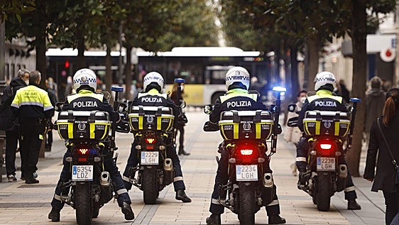 Dos detenidos por sendos robos de colonias y de un móvil de mil euros en un mismo comercio del centro de Vitoria