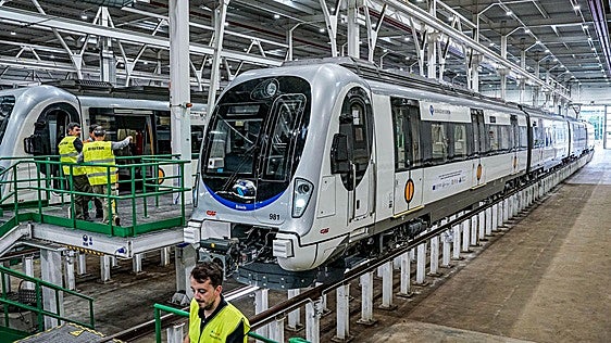 Baños para el «confort» de los pasajeros y más seguridad, así son los primeros trenes para la expansión del metro por Bizkaia