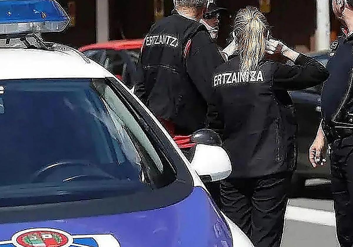 Roba una furgoneta en Portugalete, se salta un control de alcoholemia y embiste a una patrulla de la Ertzaintza en su huida