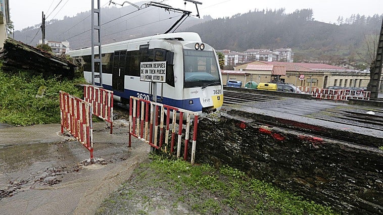 Cortan la línea férrea entre Bilbao y León por el descarrilamiento de un tren en Espinosa
