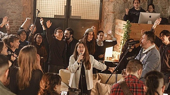 Música cristiana moderna en los jardines de la Catedral Nueva