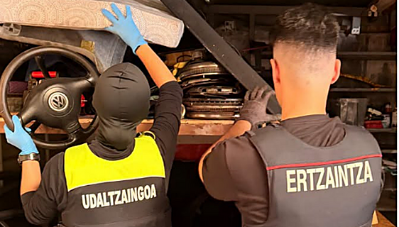 Roban un coche inmovilizado por la Ertzaintza en Erandio y acaban investigados por tener un taller clandestino en Ortuella