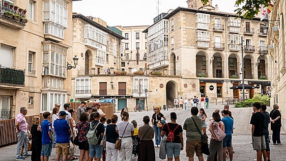 Los turistas que pernocten en Vitoria pagarán 6,5 euros en pisos turísticos y hoteles de cinco estrellas