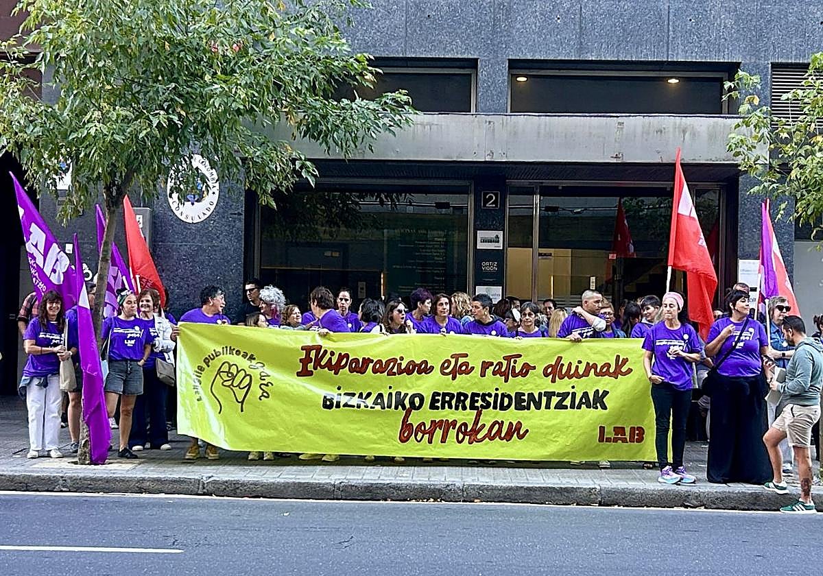 Trabajadoras de las residencias privadas de Bizkaia reclaman mejoras laborales