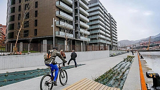 EH Bildu propone convertir el paseo del canal de Deusto en refugio climático