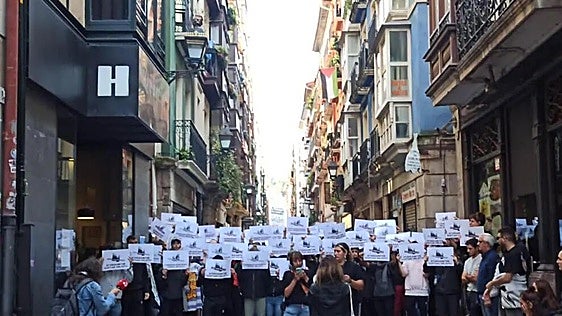 Denuncian el desahucio de una familia con dos menores en el Casco Viejo de Vitoria