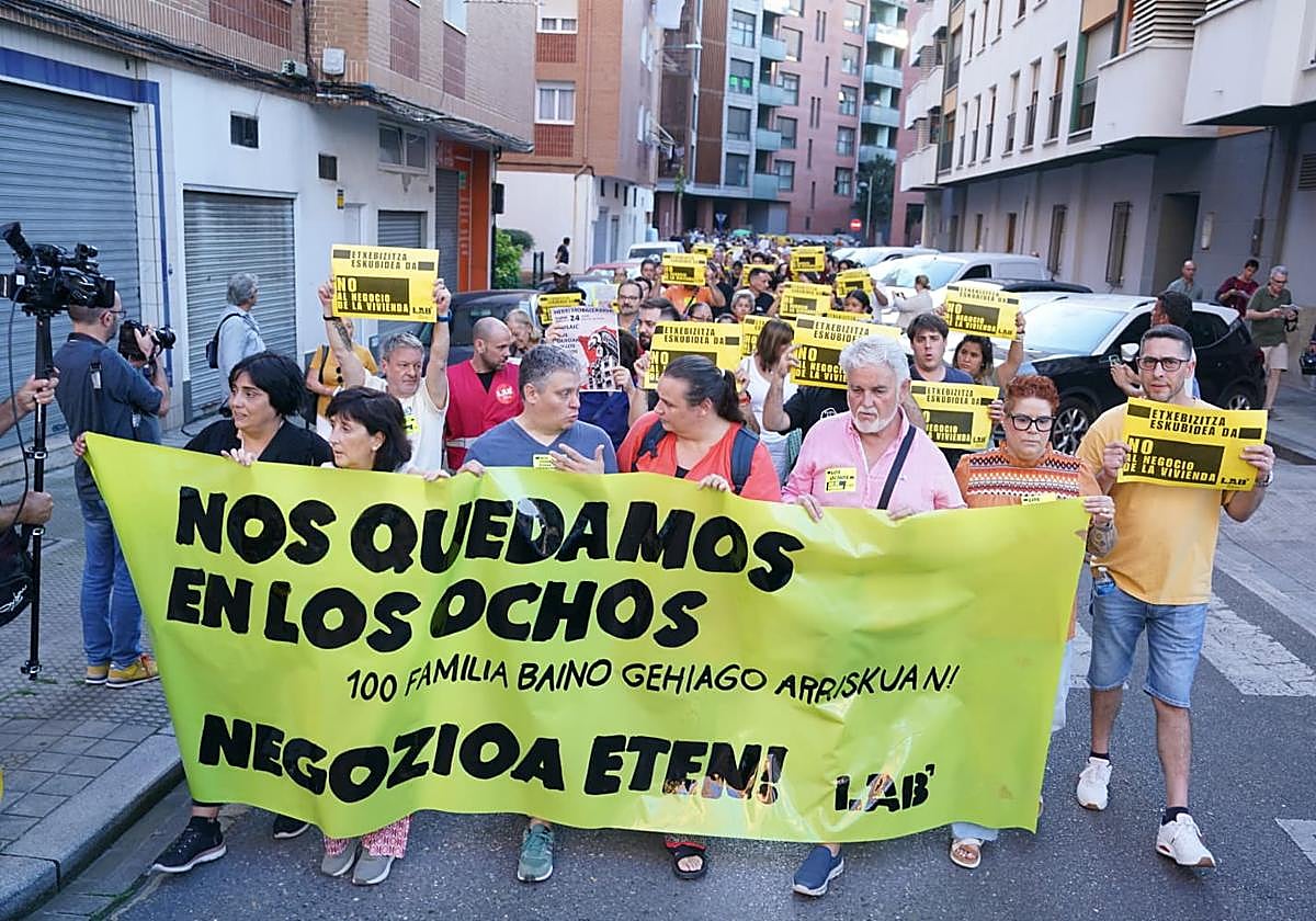 Erandio protesta contra un fondo buitre: «O les doy 340.000 por el piso o me echan»