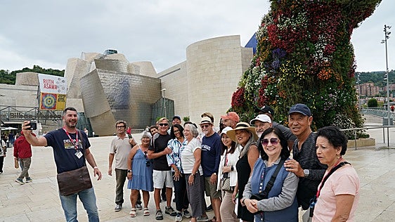 Bilbao aprueba el impuesto a los turistas y triplicar el recargo del IBI a los pisos vacíos