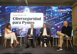 Ainhoa García (periodista y moderadora), junto a Aitor Otaola (izquierda), Lorenzo Díaz de Apodaca (centro) y Ander López de Bikuña (derecha).