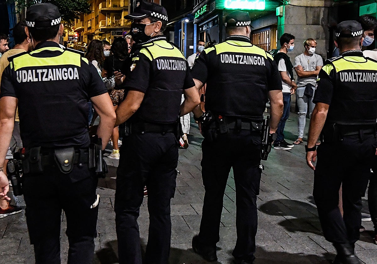 Avalan a un agente municipal de Getxo que pegó dos puñetazos a un detenido