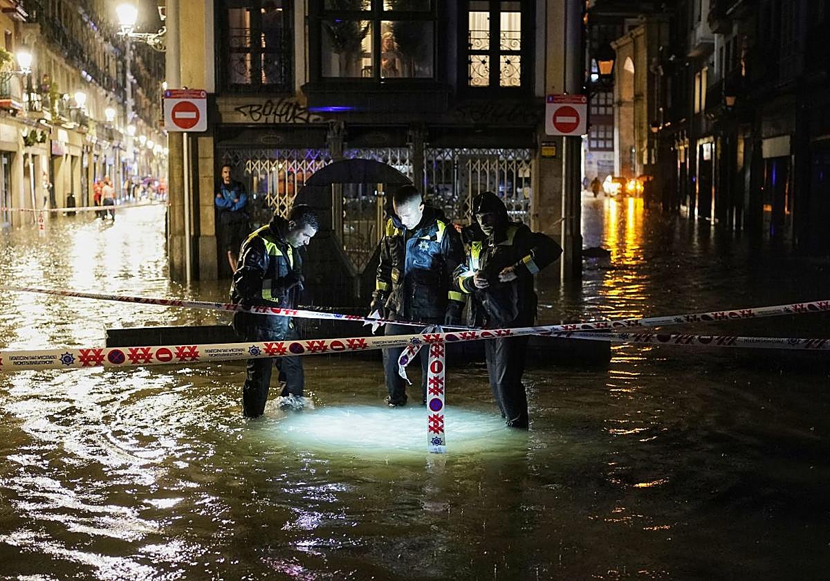 Achiques en patios, balsas de agua... Las incidencias de las fuertes lluvias en Bizkaia