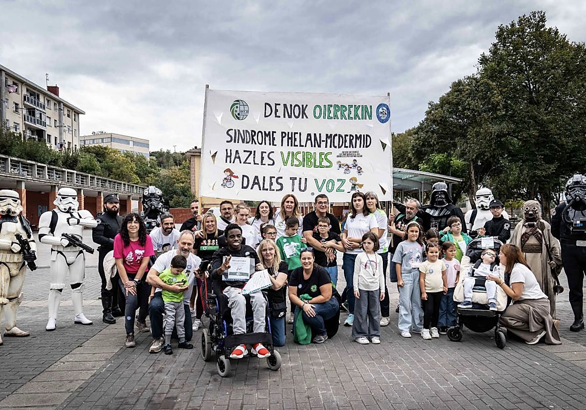 Una marcha en Ortuella visibiliza la enfermedad rara del pequeño Oier