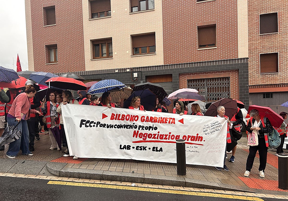 Familias de un colegio de Zorroza denuncian la basura acumulada por la huelga de limpieza: «Con la salud de nuestros hijos no se juega»