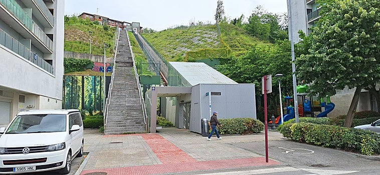 El ascensor de Leioa que salva de subir más de 250 escalones vuelve a funcionar