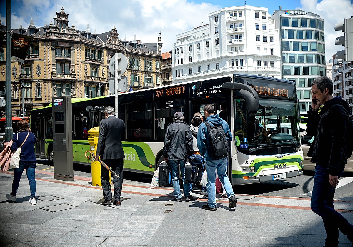 Una lanzadera de Bizkaibus conectará Euskotren con el aeropuerto desde Derio