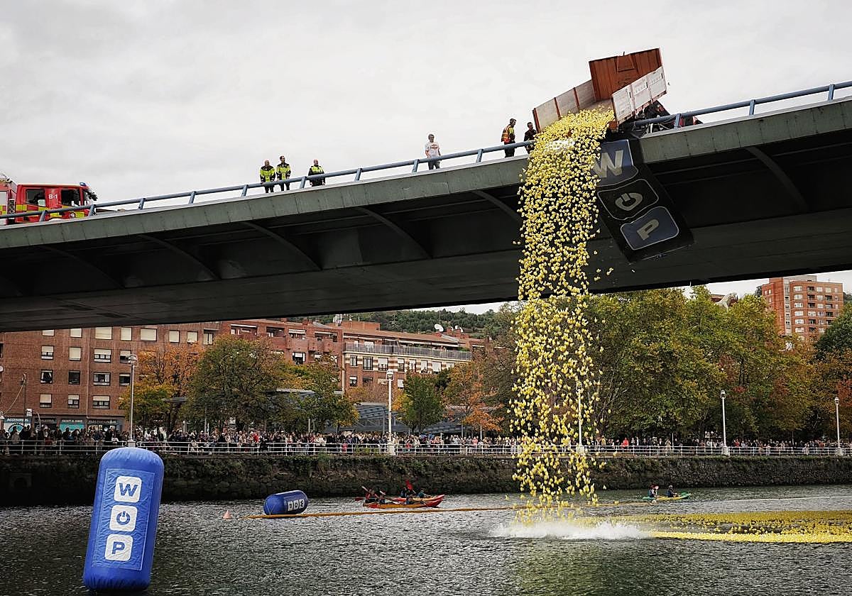 30.000 patitos contra las enfermedades neurodegenerativas tiñen la ría de esperanza