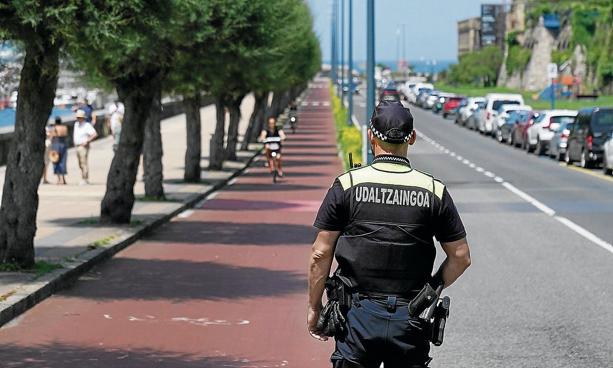 Policías locales interinos patrullan sin pistola ni chaleco en Getxo