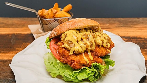 Platos para compartir y hamburguesas premiadas en Lakuabizkarra