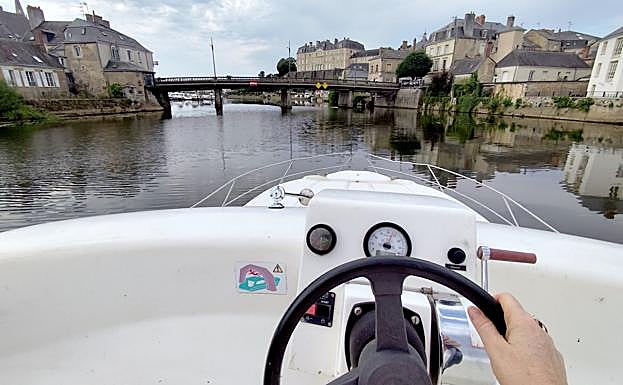 Barco fluvial de Anjou Navigation en aguas de Sablé.