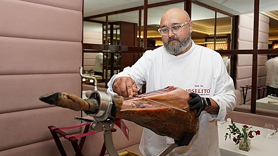 El maestro que corta el jamón a Felipe VI, Georgina, Ronaldo, los dueños de la Fórmula 1...