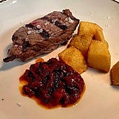 Bocados a la brasa a precios asequibles en un antiguo pub del centro de Bilbao