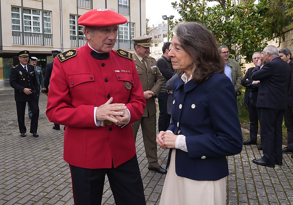 La delegada del Gobierno, Marisol Garmendia, conversa el día de su toma de posesión con el entonces jefe de la Ertzaintza, Josu Bujanda.