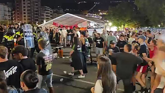 Cinco ertzainas de baja con golpes y cortes por el ataque en fiestas de Bilbao