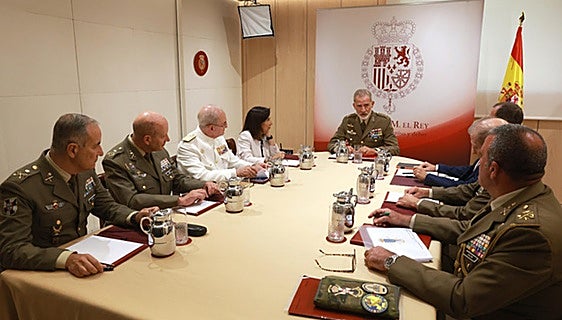 El Rey se reunió con Robles y la cúpula militar en la Zarzuela para evaluar la situación de Ceuta