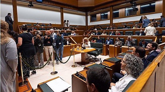 La oposición lamenta el discurso «vacío» y «sin ambición» de Pradales