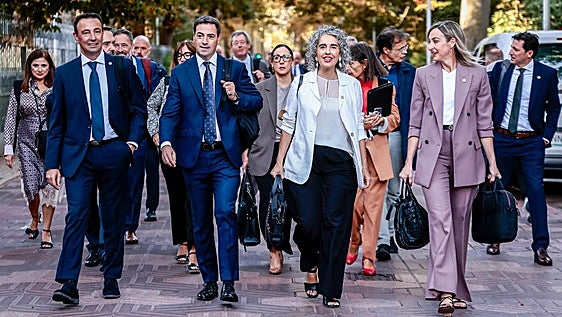 Pradales plantea reducir el uso de pantallas en las aulas tras el fiasco «sin paliativos» de PISA
