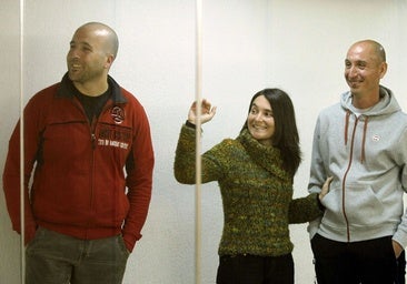 Idoia Mendizabal, en el centro, junto a Jon Kepa Preciado y Jon González en un juicio de la Audiencia Nacional en 2012.