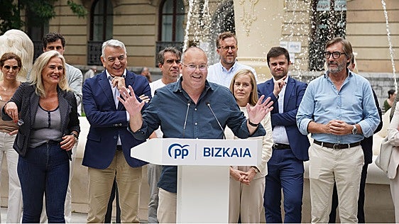 Tellado, con Amaya Fernández e Iñaki Oyarzábal a su izquierda, este viernes en Bilbao.