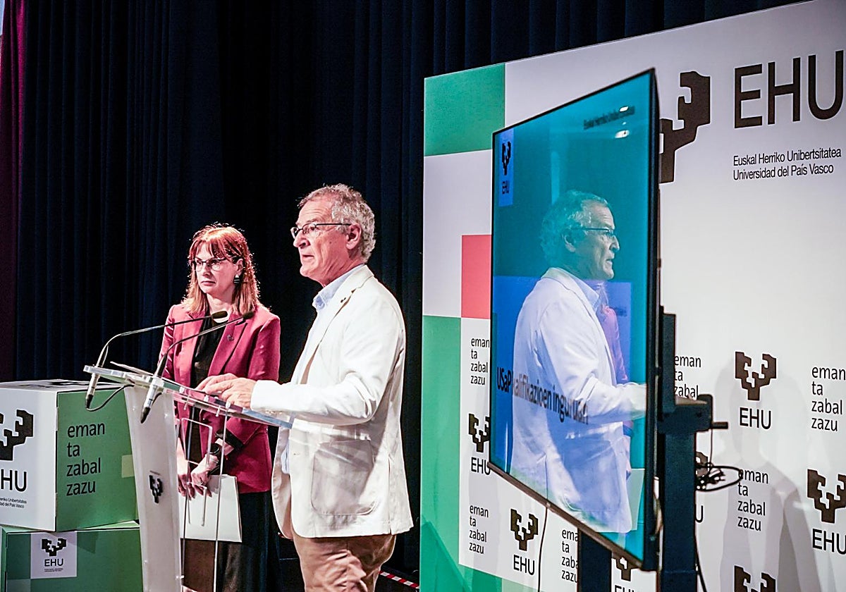 El rector de la EHU, Joxerramon Bengoetxea, y la vicerrectora Urtza Garay, este lunes en Vitoria.
