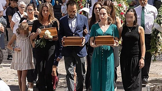 Desgarrador y multitudinario último adiós a la familia del bodeguero Iván Sanz Cid