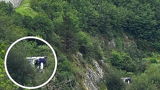Una patrulla de la Ertzaintza se precipita por un terraplén de 30 metros en Deba