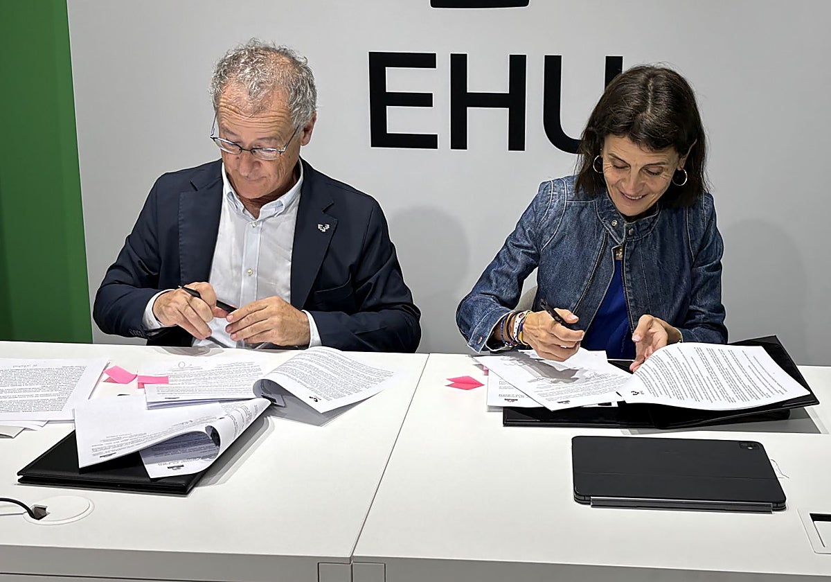 Joxerramon Bengoetxea y Nerea Melgosa durante la firma de constitución de la cátedra.