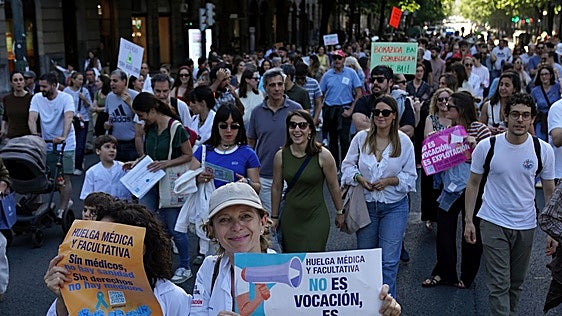Osakidetza pacta con los médicos un cambio en el modelo de guardias y mejoras salariales