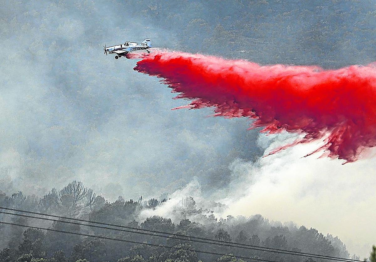 Descarga con retardante en el frente del incendio declarado en la Vall d'Uixó y que lleva quemadas ya unas 6.500 hectáreas y cuyo perímetro supera los 40 kilómetros.