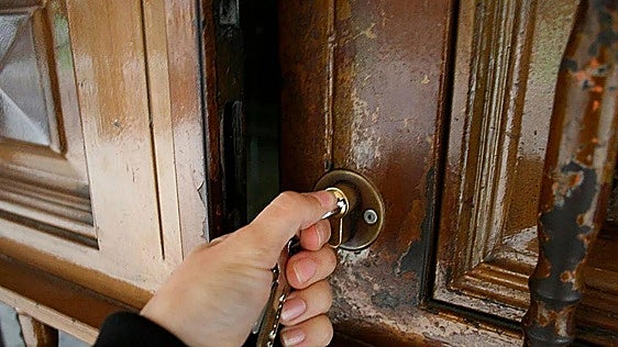 Denuncia a su madre por cambiar la cerradura de casa en Vitoria pero la absuelven por un mensaje de WhatsApp