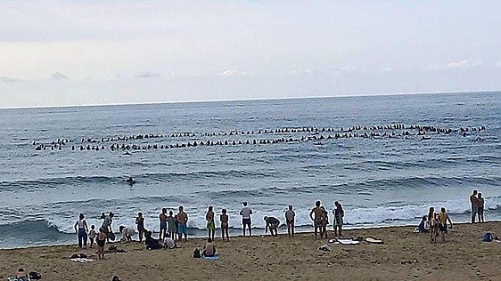 Multitudinario adiós al surfista Asier Arretxea en la playa de Zurriola: «Eres de las mejores personas que he conocido en mi vida»
