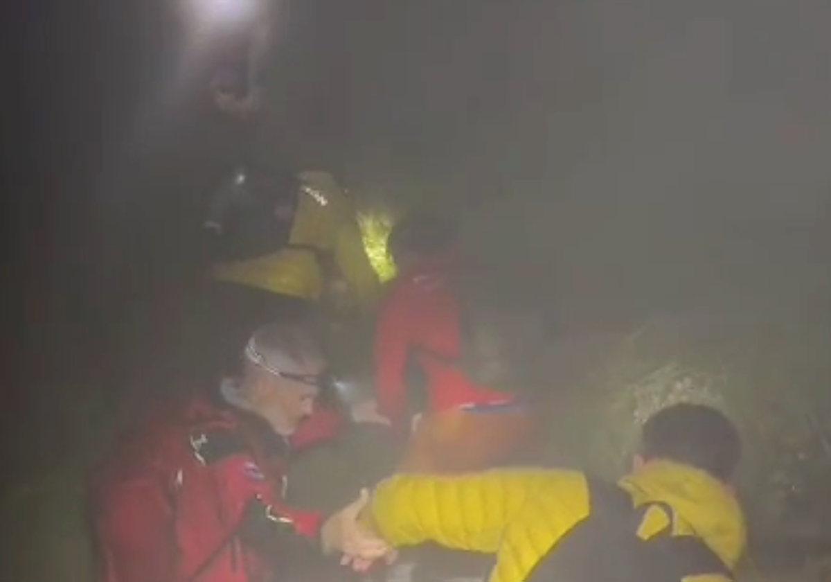 Protección Civil rescata a tres jóvenes bilbaínos desorientados en una zona montañosa de Cantabria